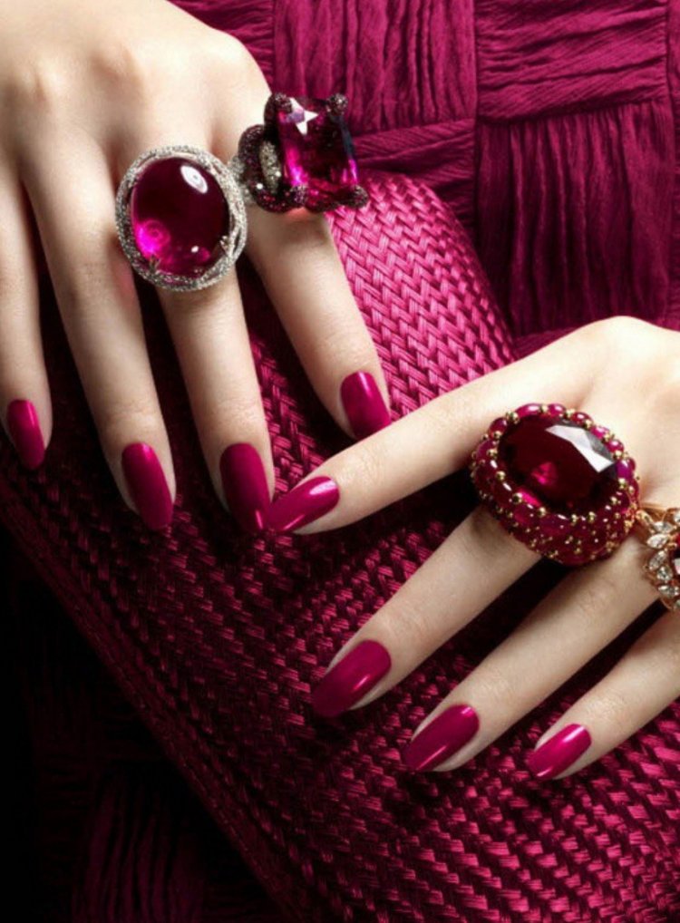 Ногти рубинового цвета