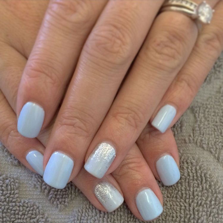 Ногти светлые тона голубые