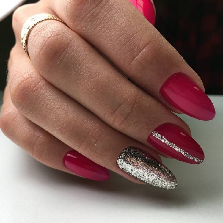 Маникюр красный с золотым миндаль