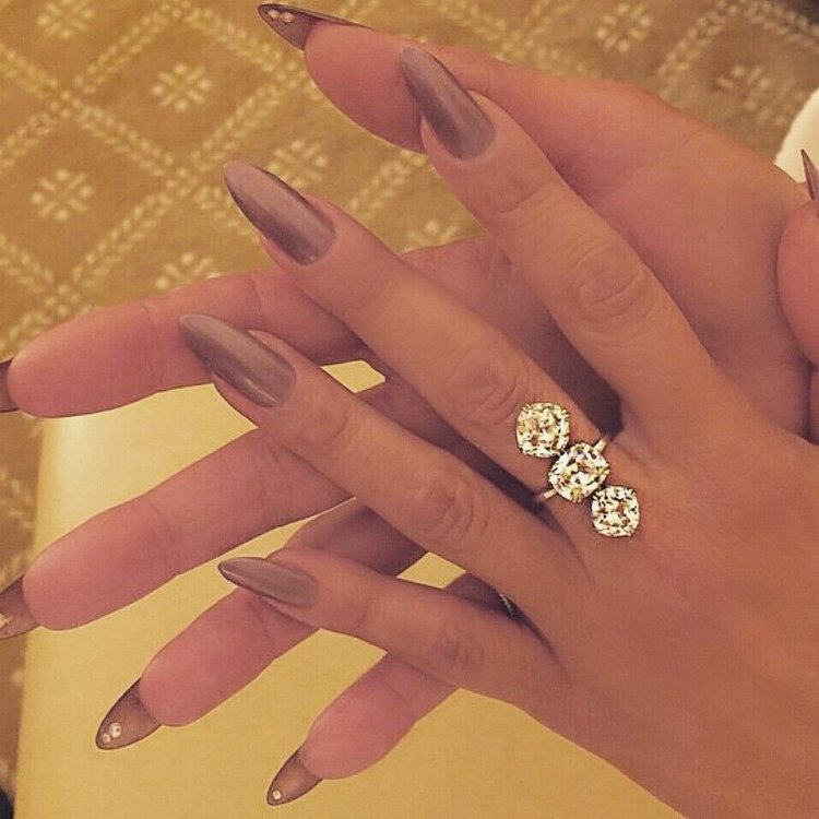 Маникюр с нецелым покрытием