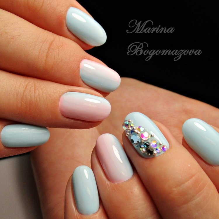 Светлый маникюр со стразами