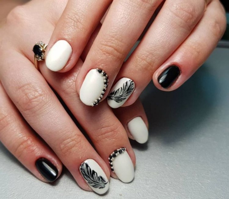 Білий манікюр з чорним