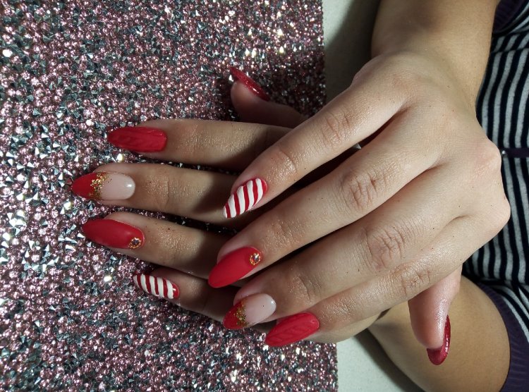 Красный маникюр однотонный