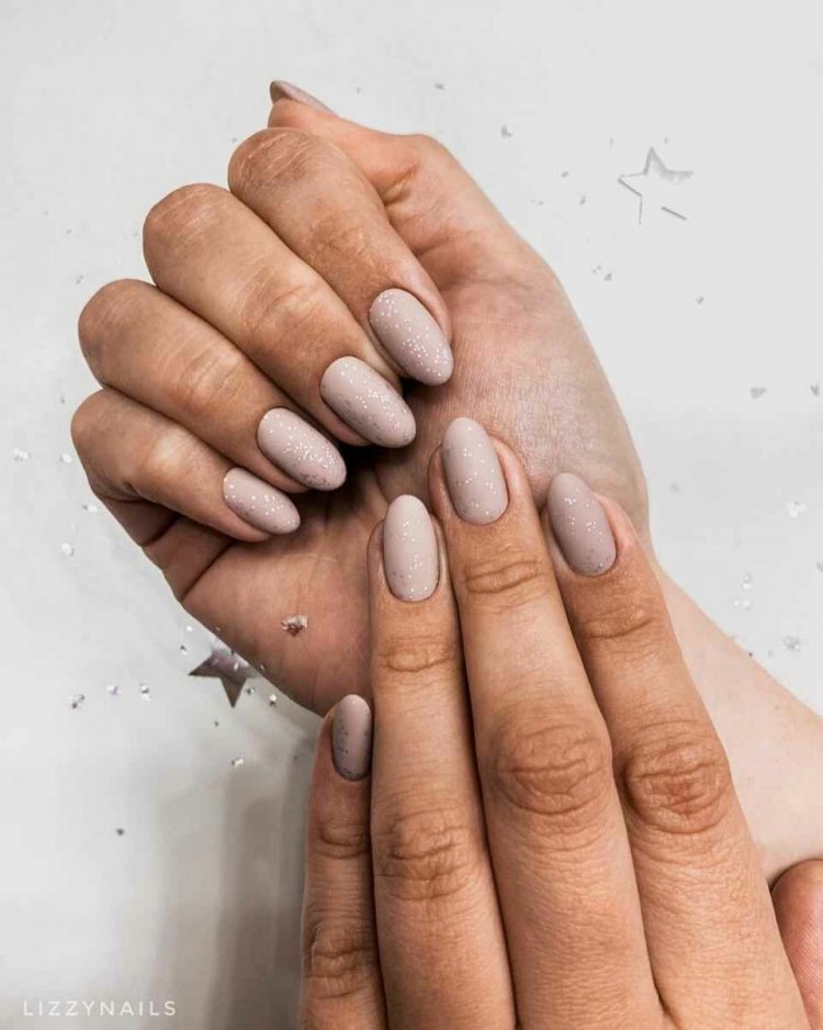 Рита Ора ужасный маникюр