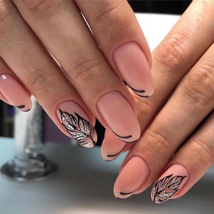 Французький манікюр з пір'їнкою