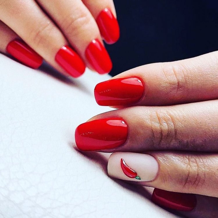 Манікюр з червоним лаком