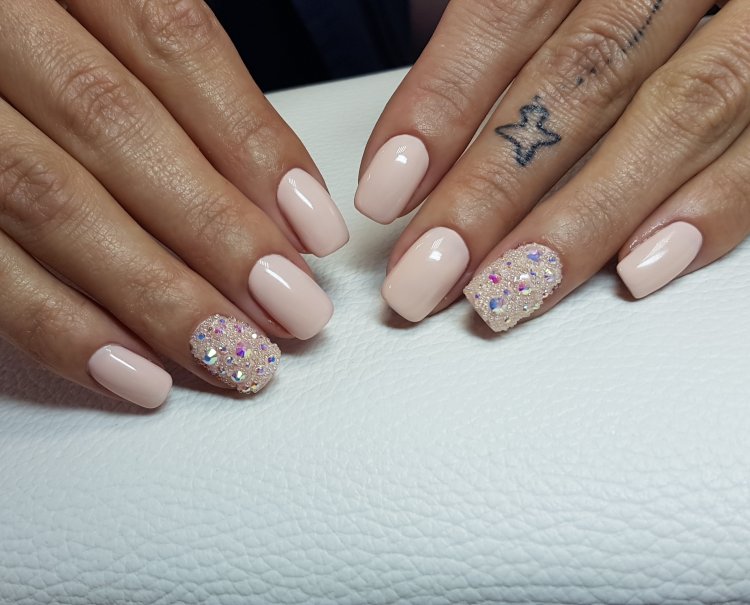 Красивый нюдовый маникюр со стразами