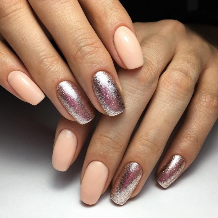 Маникюр в стиле нюд с втиркой