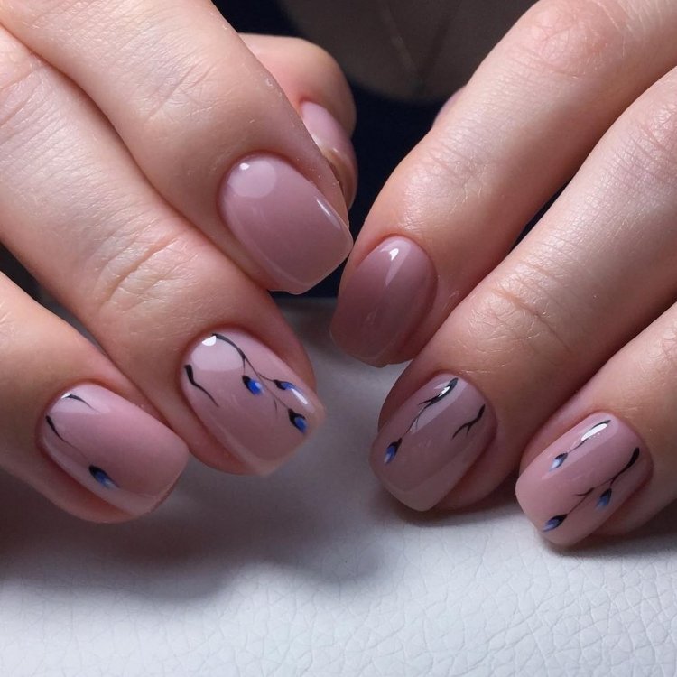 Розовый маникюр с веточкой