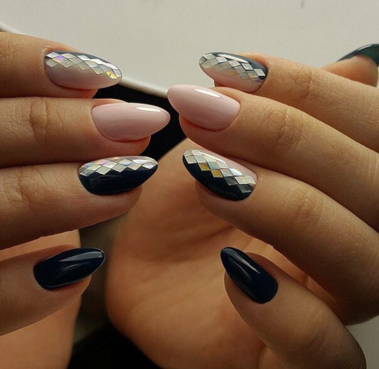 Маникюр с ромбами