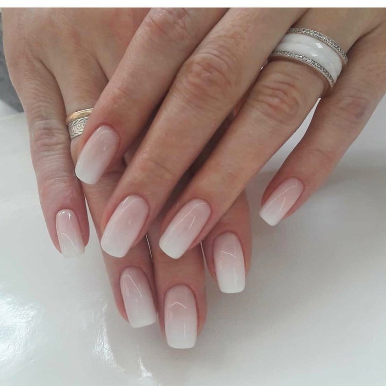 Молочний френч на нігтях