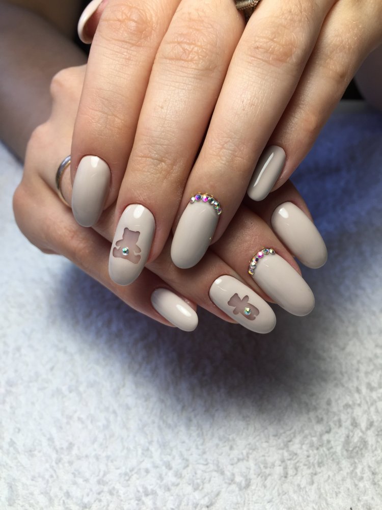 Светлый маникюр со стразами