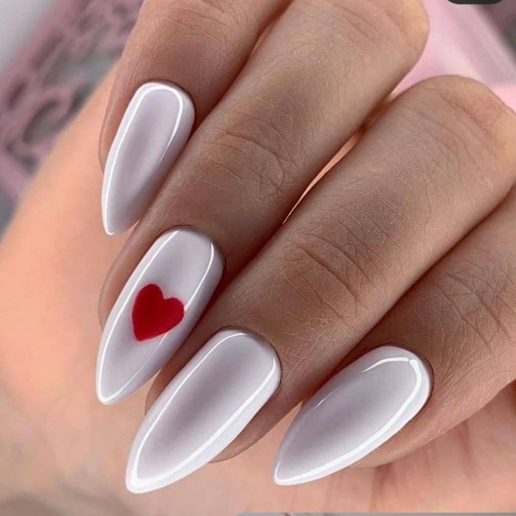 Молочные ногти с сердечком