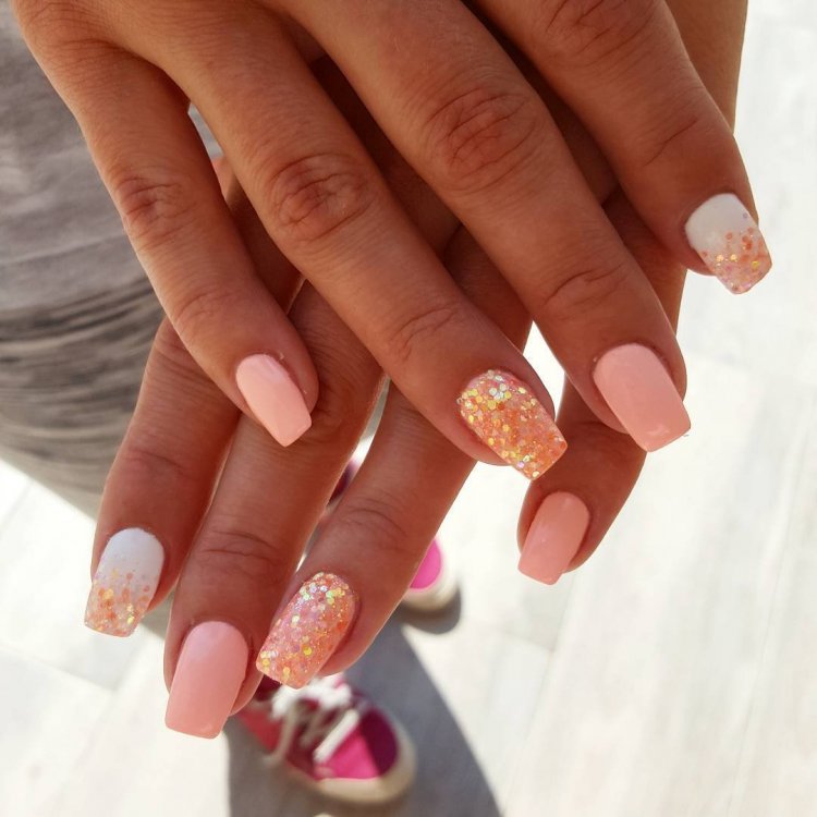 Красивый маникюр персикового цвета