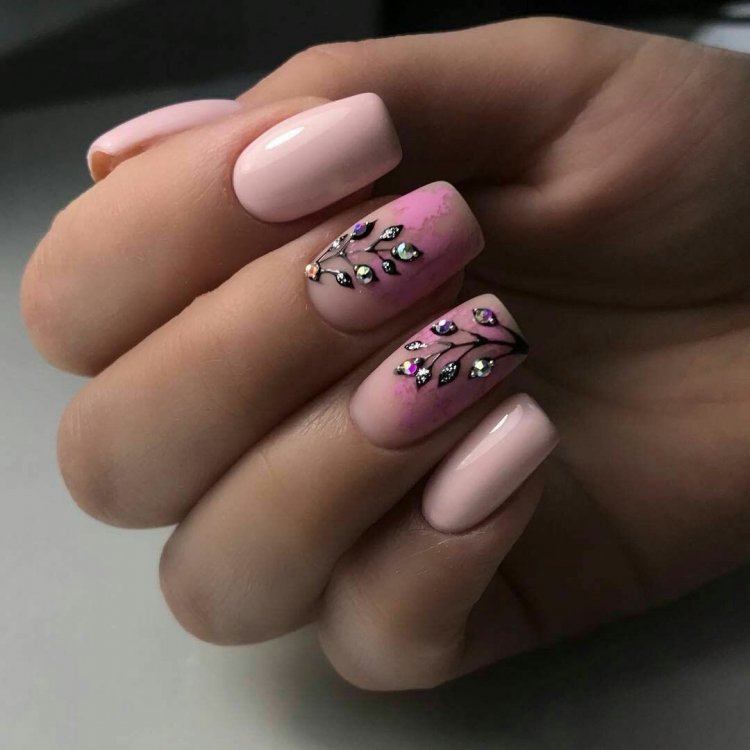 Розовый маникюр с веточкой