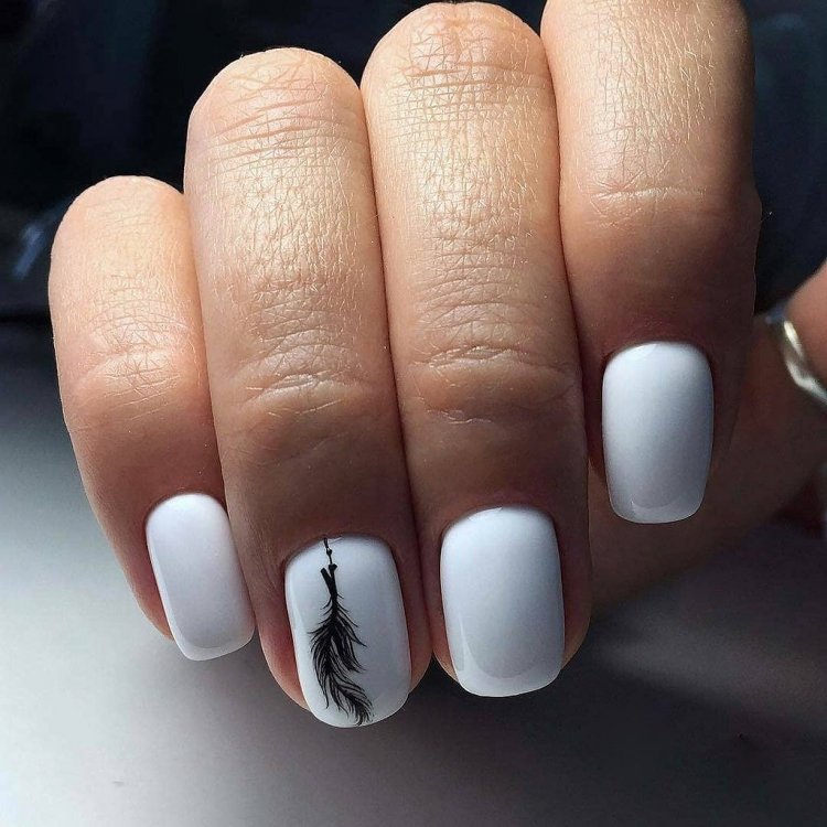 Нігті рожеві з пір'їнкою