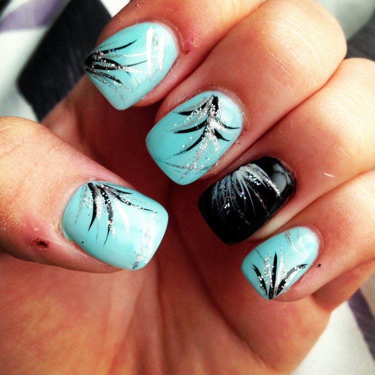 Ніжний манікюр із фольгою