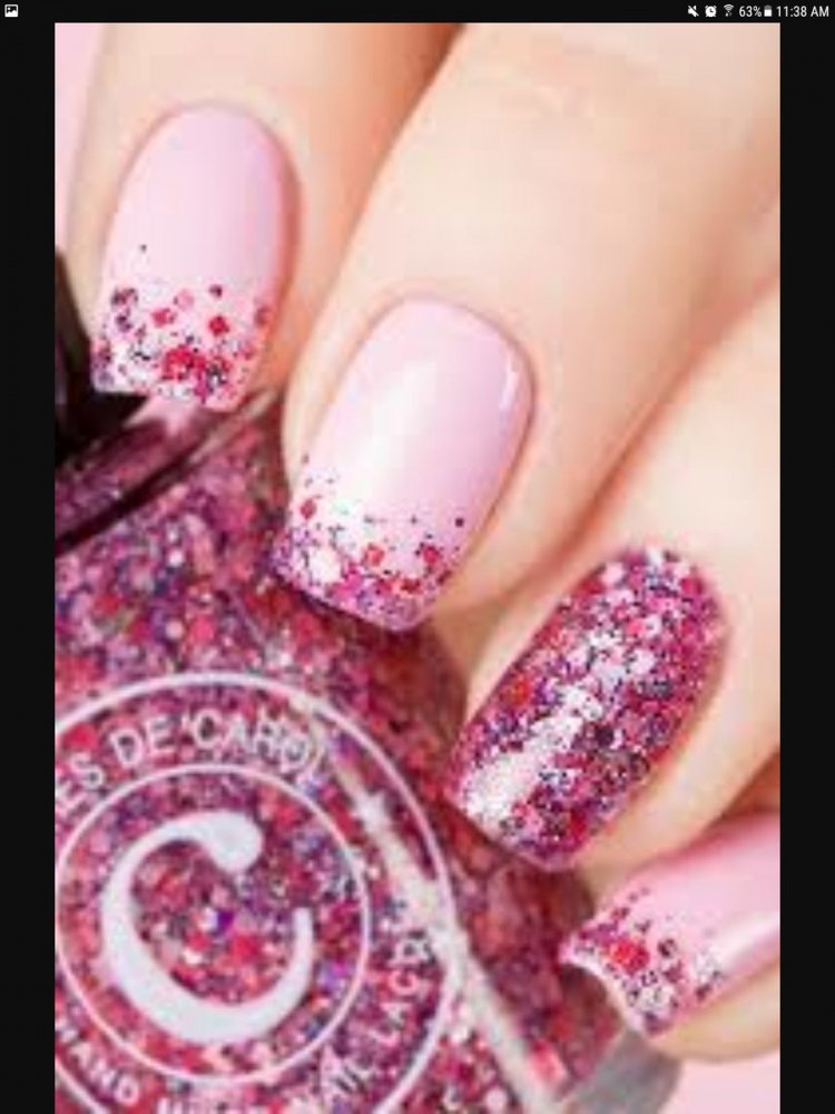 Розовые ногти с блестками