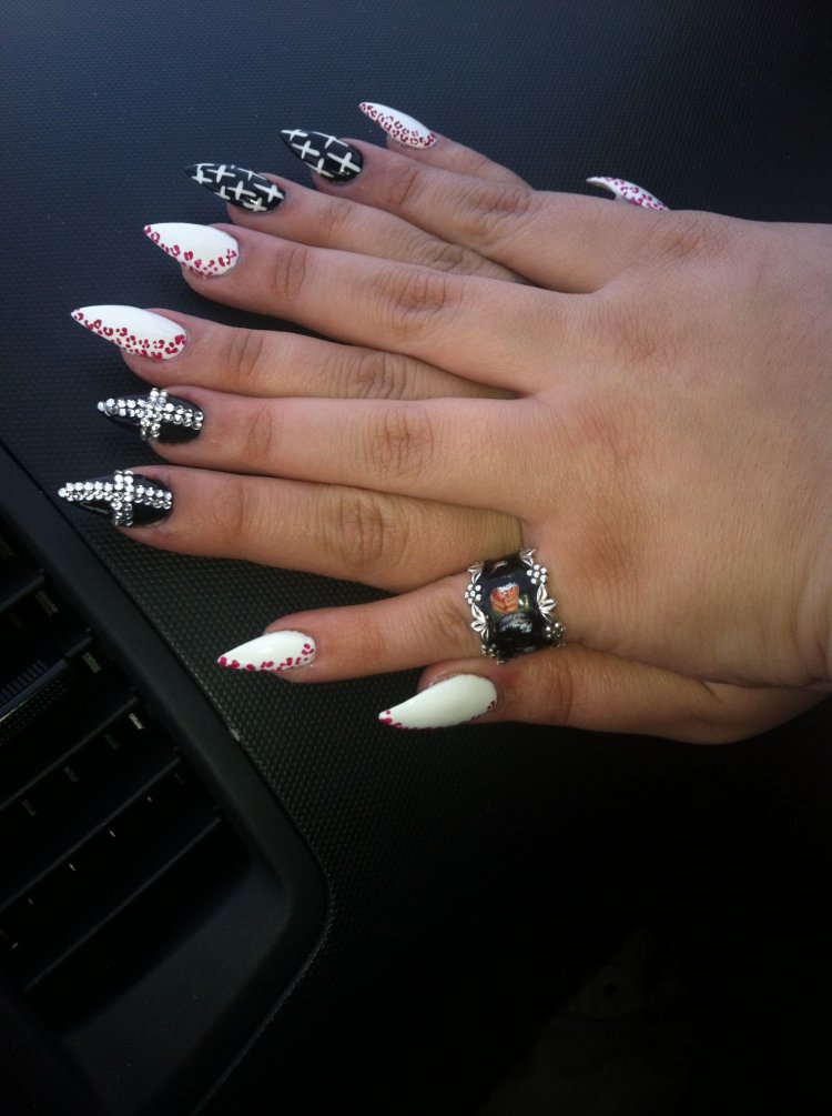 Белый френч со стразами на острых ногтях