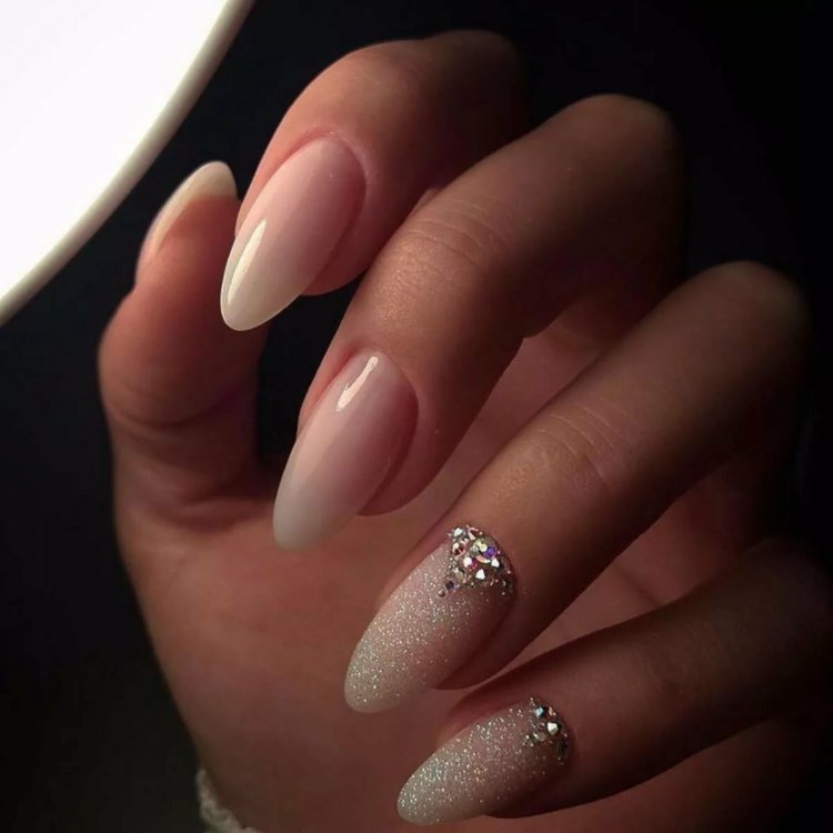 Френч на миндалевидных ногтях 2018