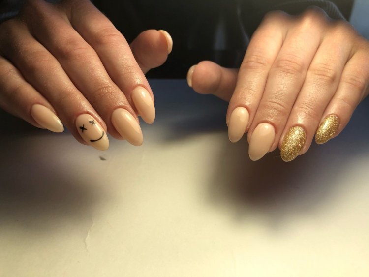 Маникюр с другой стороны ногтя