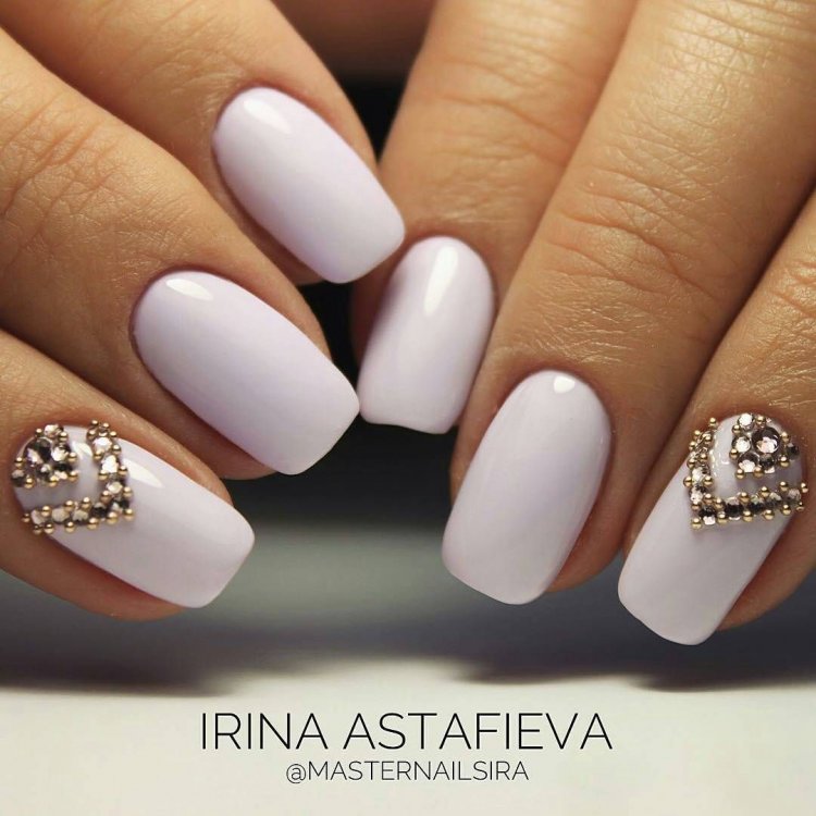 Маникюр белый лак со стразами