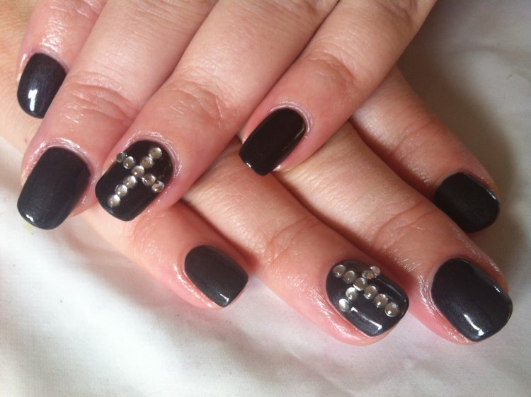 Черный маникюр с крестом из страз
