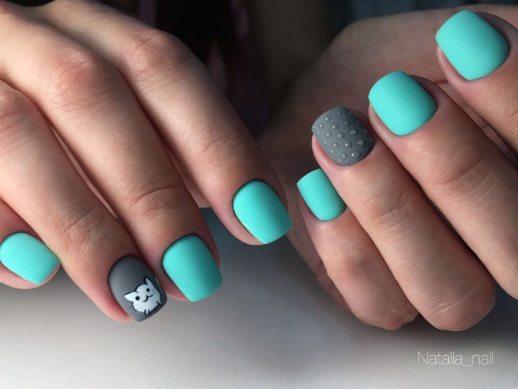 Синій матовий манікюр на короткі нігті.