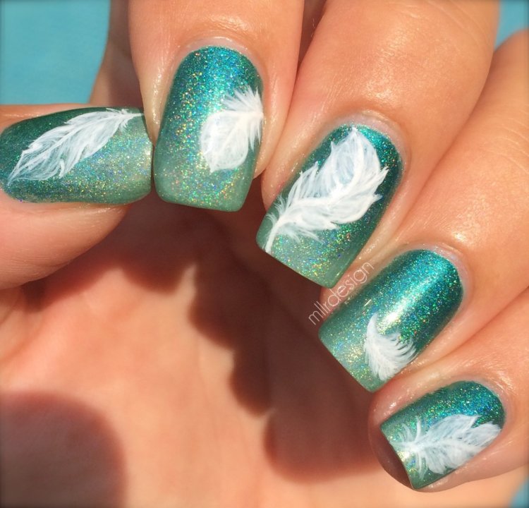 Манікюр з пір'ячком та стразами