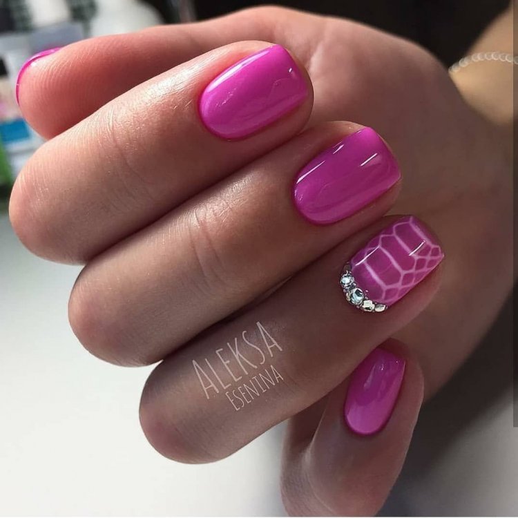 Маникюр малиновый с серебром