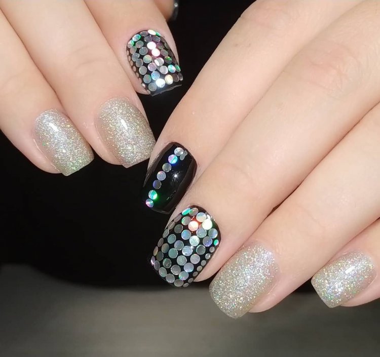 Маникюр лето 2020 нежный с блестками