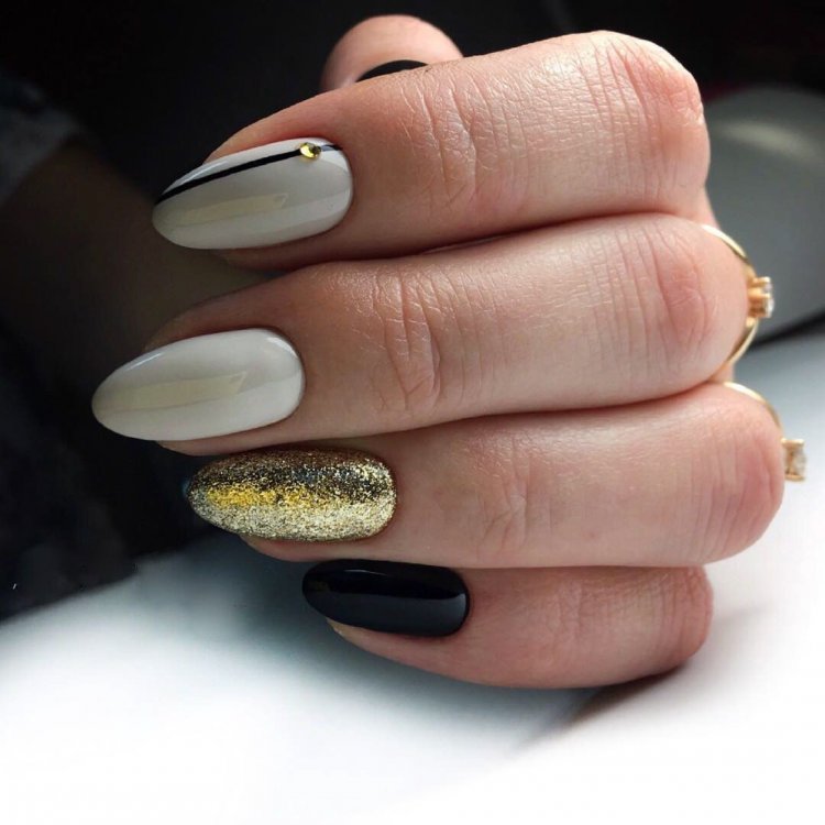 Стильний бежевий манікюр із золотом