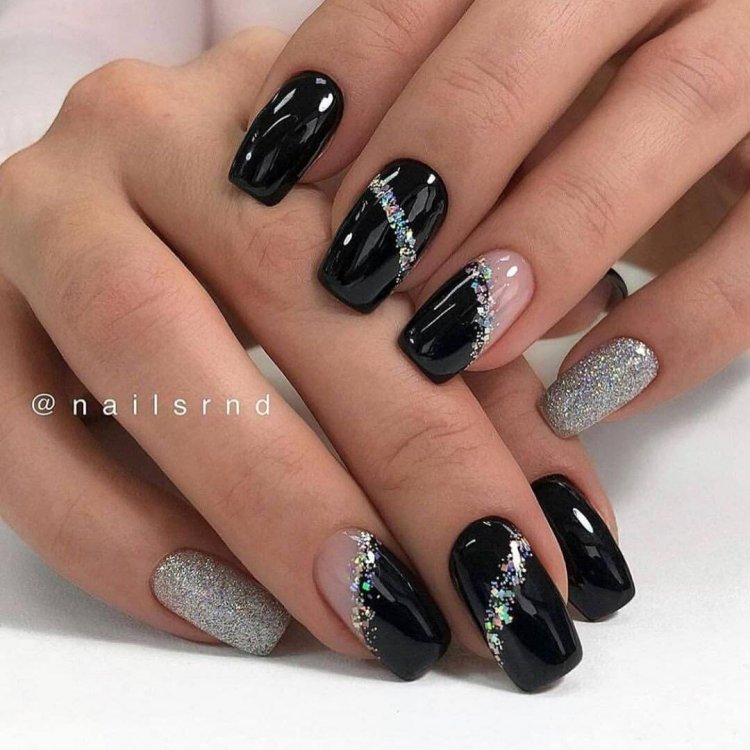 Ногти чёрные со страцами