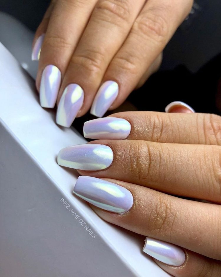 Белые ногти с втиркой