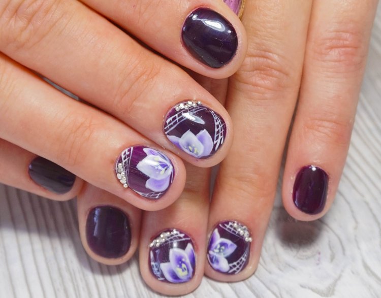 Красивий синій манікюр з золотом.