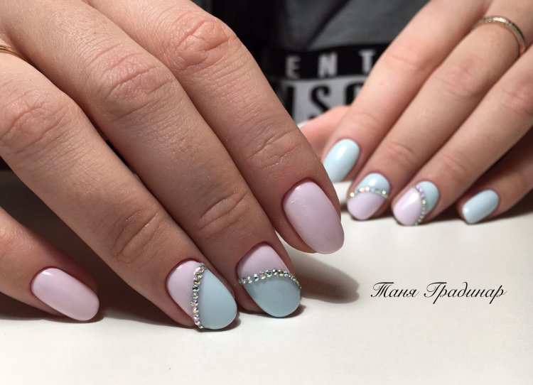 Маникюр пастельных тонов голубой