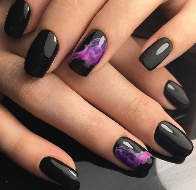 Маникюр в тёмных тонах