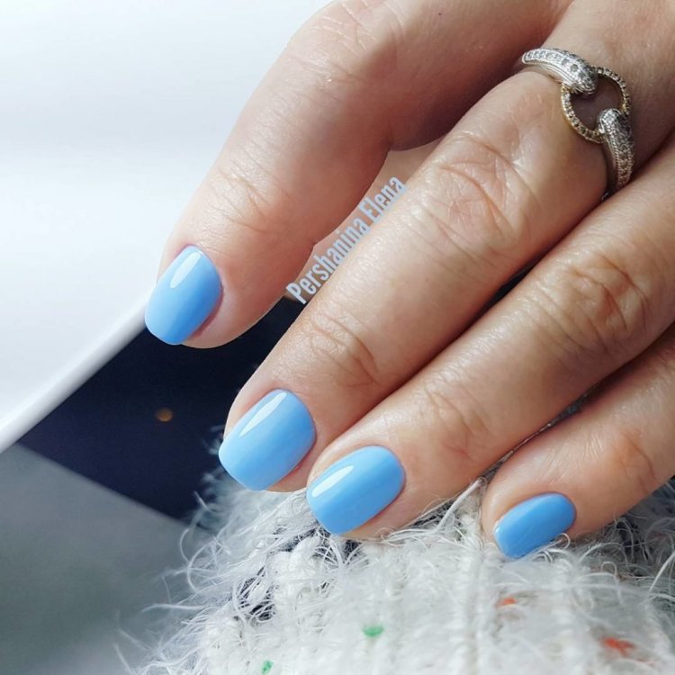 Маникюр голубой с белым