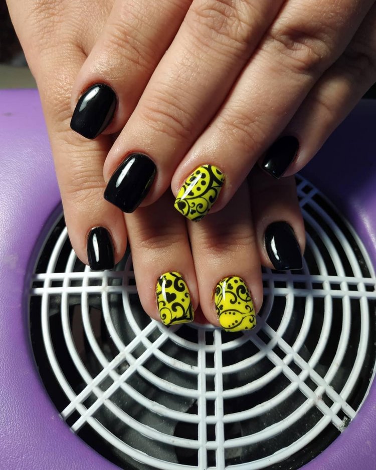 Маникюр желтого цвета с черным