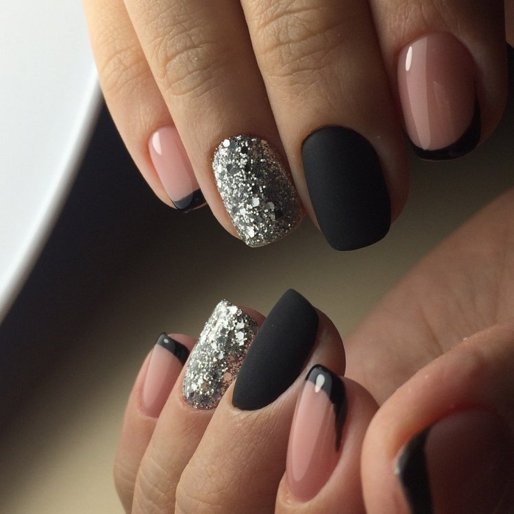 Дизайн ногтей в чёрном цвете 2020