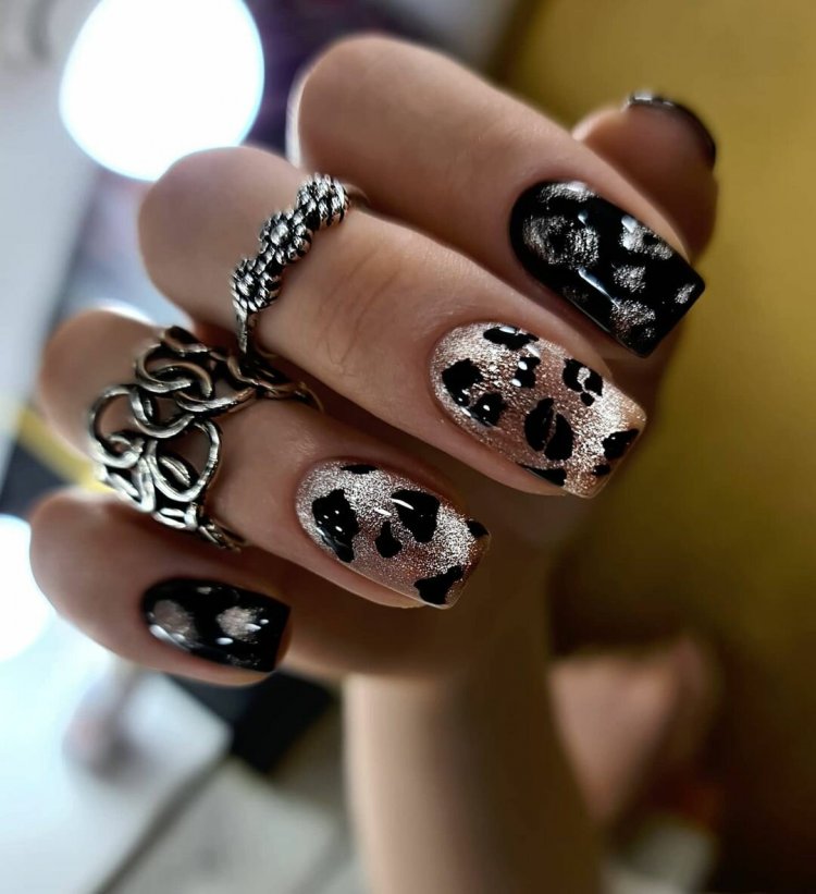 Рожевий манікюр з котячими лапками