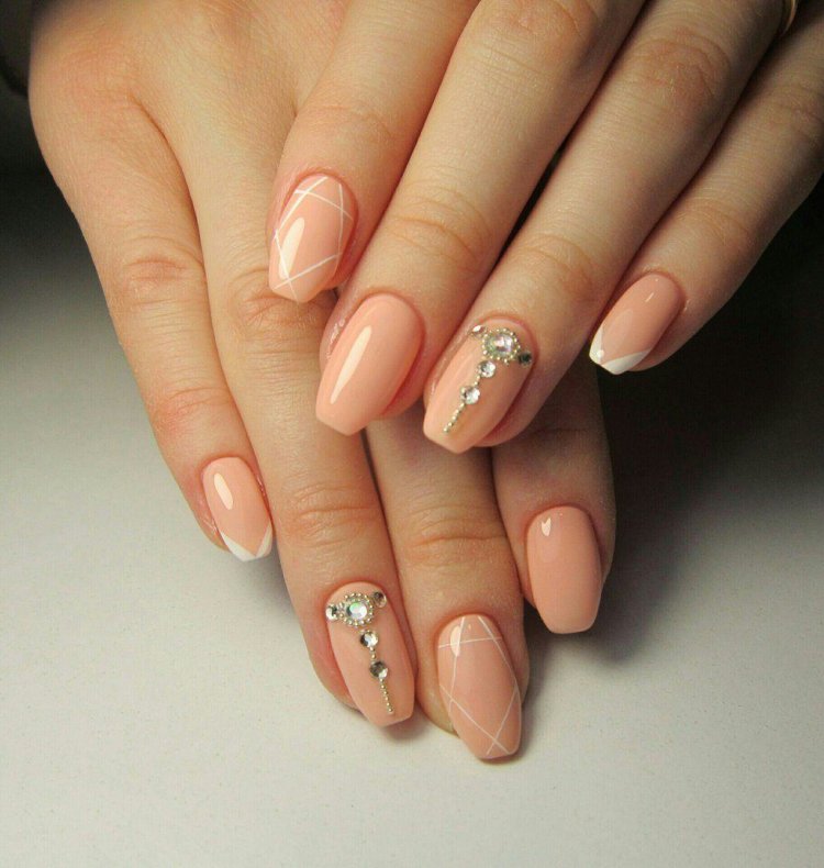 Ногти светлые