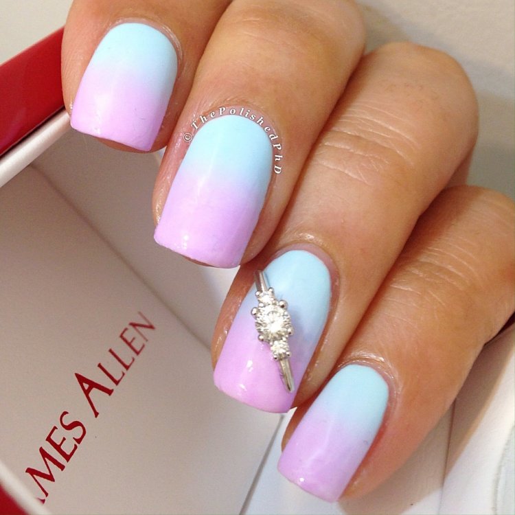 Нігті блакитні з рожевим