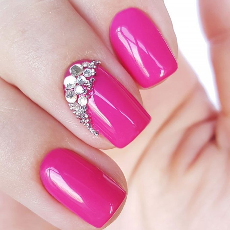 Розовый маникюр