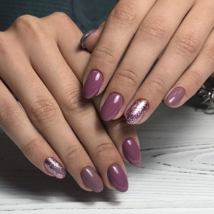 Темно-розовый маникюр на коротких ногтях