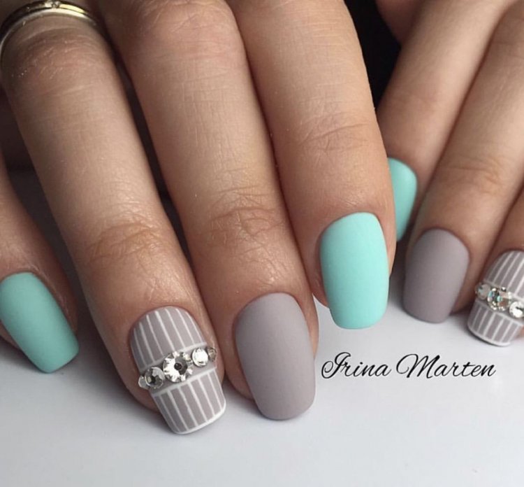 Серо бирюзовый маникюр