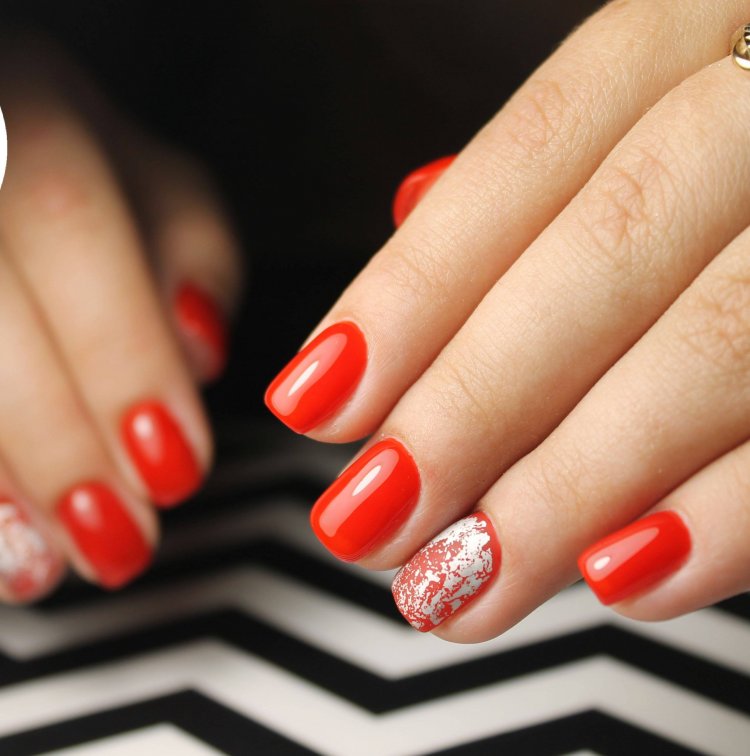 Красивый красный маникюр на короткие ногти