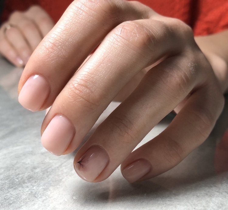 Нюд маникюр на коротких