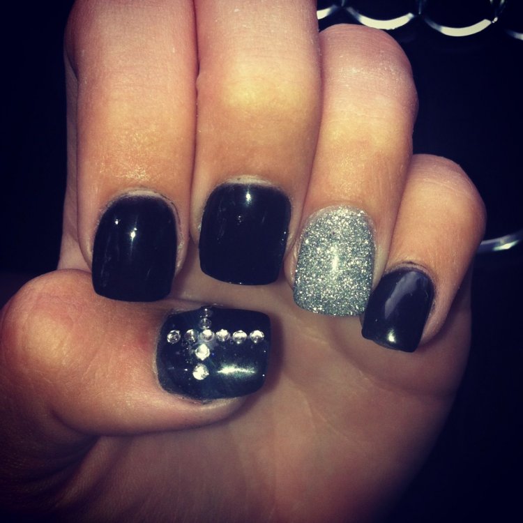 Черный маникюр шеллак с крестами