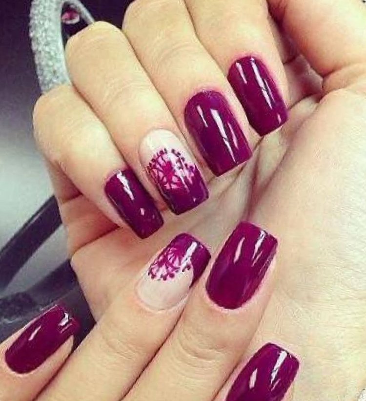 Бордовий манікюр з трояндами